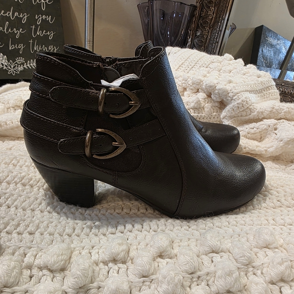 Baretraps "Caryl" Dark Brown Ankle Boots.  Sz 8W.